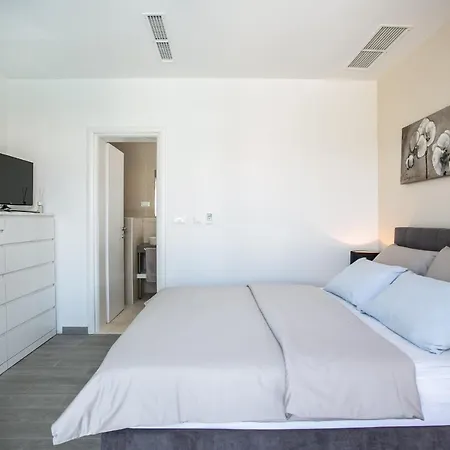 Stunning Avalon With Pool For 9, 2 Mins To Beach Villa Trogir