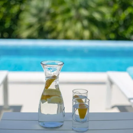 Villa Stunning Avalon With Pool For 9, 2 Mins To Beach