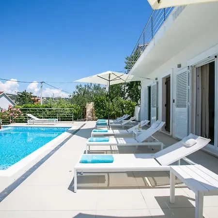 Stunning Avalon With Pool For 9, 2 Mins To Beach Villa *