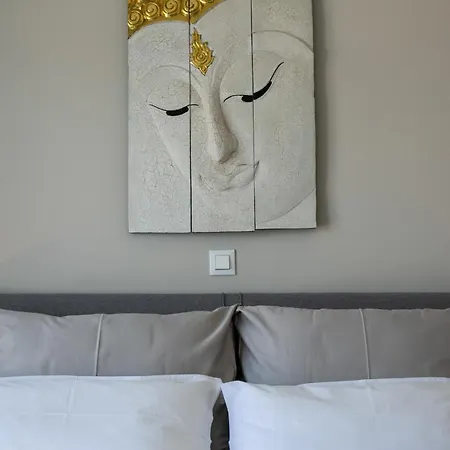 Villa Stunning Avalon With Pool For 9, 2 Mins To Beach