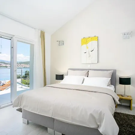 Villa Stunning Avalon With Pool For 9, 2 Mins To Beach *