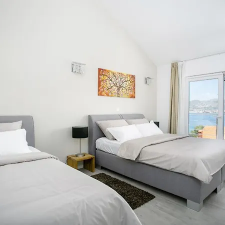 Stunning Avalon With Pool For 9, 2 Mins To Beach Villa *