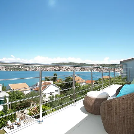 Stunning Avalon With Pool For 9, 2 Mins To Beach Trogir