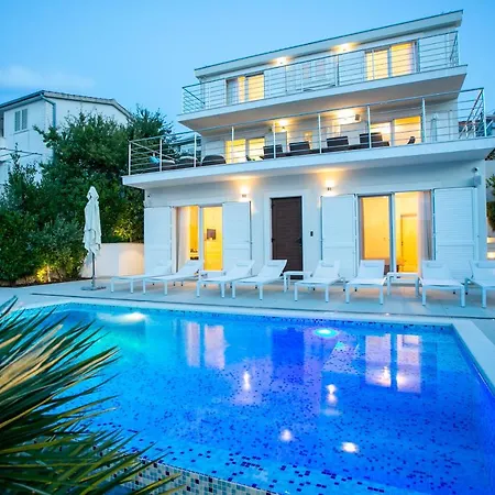 Stunning Avalon With Pool For 9, 2 Mins To Beach Trogir