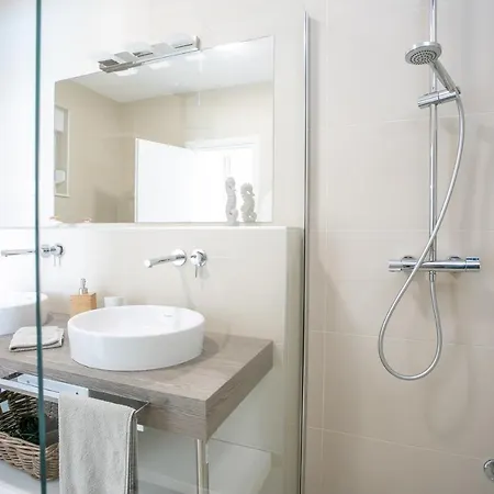 Stunning Avalon With Pool For 9, 2 Mins To Beach Villa *