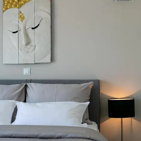 Villa Stunning Avalon With Pool For 9, 2 Mins To Beach