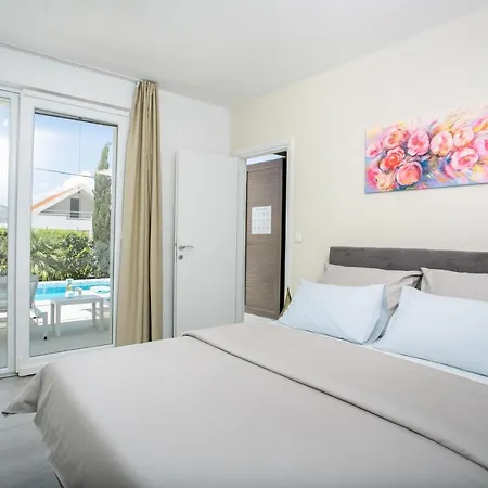 Stunning Avalon With Pool For 9, 2 Mins To Beach Villa