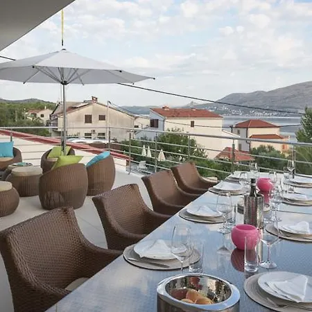 Stunning Avalon With Pool For 9, 2 Mins To Beach Villa