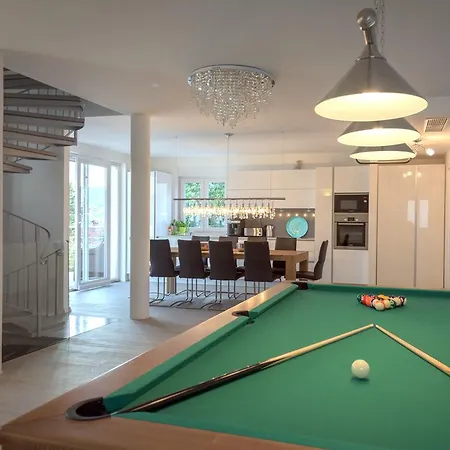 Stunning Avalon With Pool For 9, 2 Mins To Beach Villa