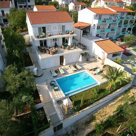 Stunning Avalon With Pool For 9, 2 Mins To Beach Trogir