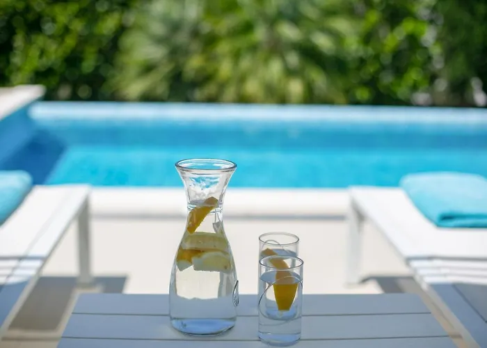 Villa Stunning Avalon With Pool For 9, 2 Mins To Beach