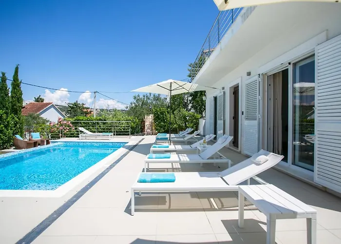 Stunning Avalon With Pool For 9, 2 Mins To Beach Villa *
