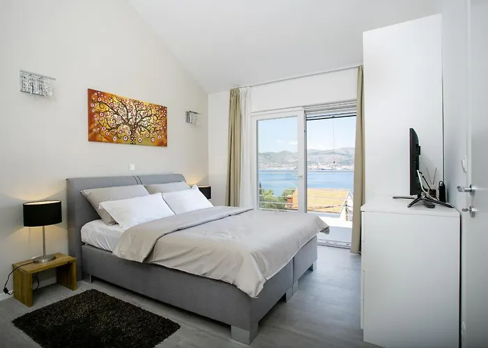 Villa Stunning Avalon With Pool For 9, 2 Mins To Beach