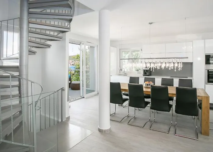 Stunning Avalon With Pool For 9, 2 Mins To Beach Villa Trogir