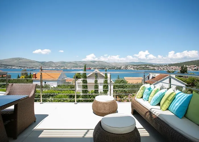 Stunning Avalon With Pool For 9, 2 Mins To Beach Trogir