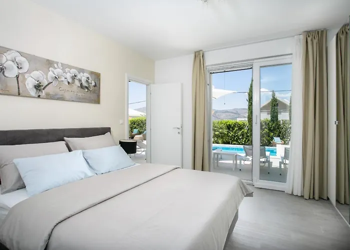 Stunning Avalon With Pool For 9, 2 Mins To Beach *