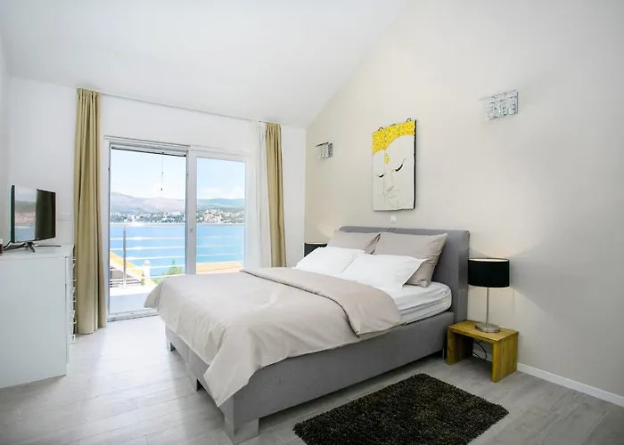 Stunning Avalon With Pool For 9, 2 Mins To Beach