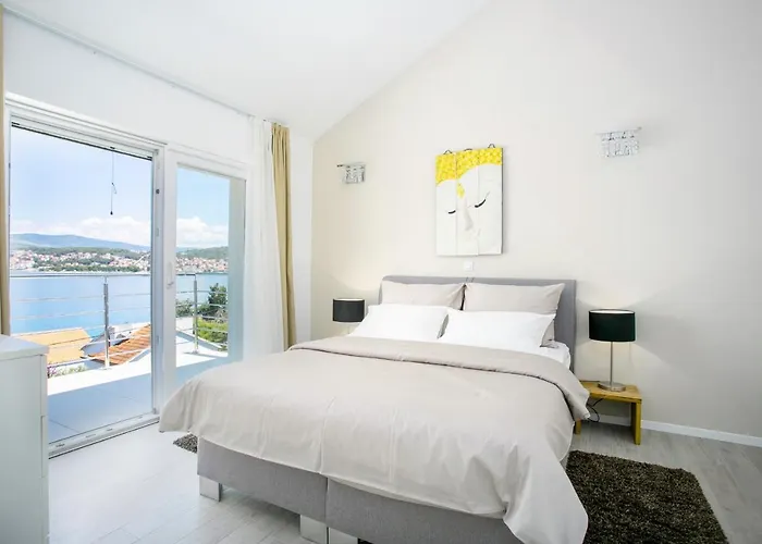 Villa Stunning Avalon With Pool For 9, 2 Mins To Beach *