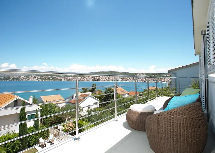 Stunning Avalon With Pool For 9, 2 Mins To Beach Trogir