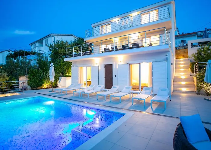 Stunning Avalon With Pool For 9, 2 Mins To Beach Villa