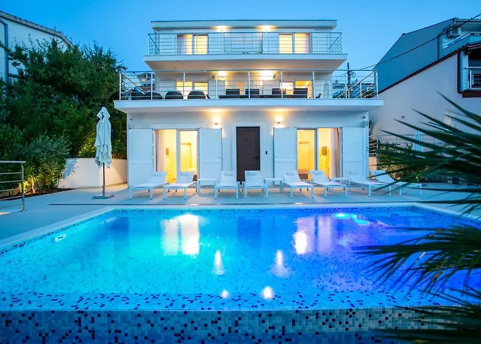 Villa Stunning Avalon With Pool For 9, 2 Mins To Beach Trogir
