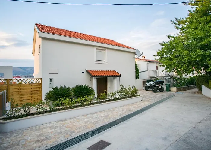 Stunning Avalon With Pool For 9, 2 Mins To Beach Villa Trogir