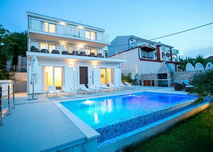 Villa Stunning Avalon With Pool For 9, 2 Mins To Beach