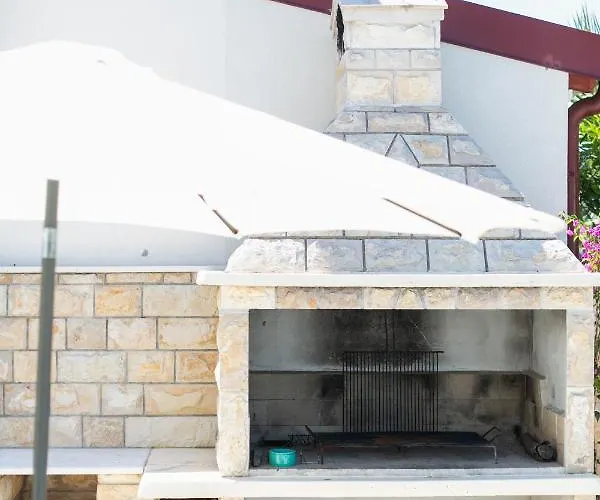 Stunning Avalon With Pool For 9, 2 Mins To Beach Trogir