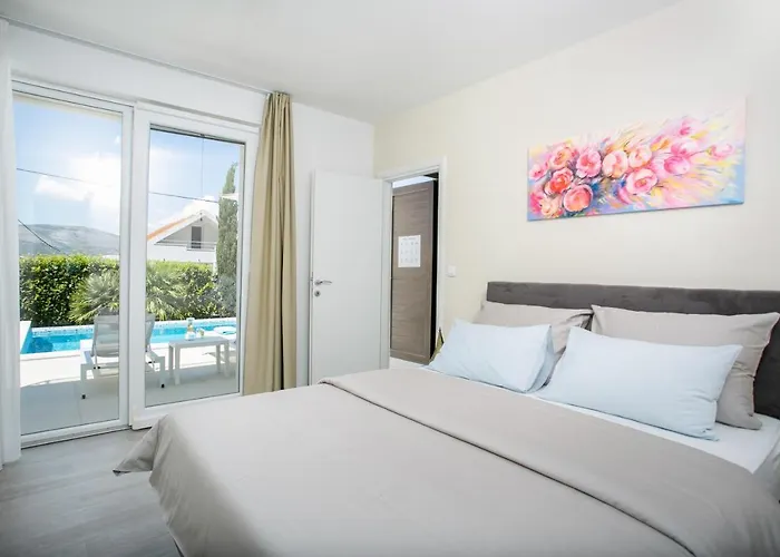 Stunning Avalon With Pool For 9, 2 Mins To Beach Villa