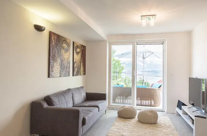 Stunning Avalon With Pool For 9, 2 Mins To Beach *