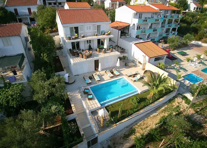 Stunning Avalon With Pool For 9, 2 Mins To Beach Trogir