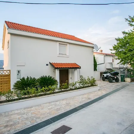 Stunning Avalon With Pool For 9, 2 Mins To Beach Villa Trogir