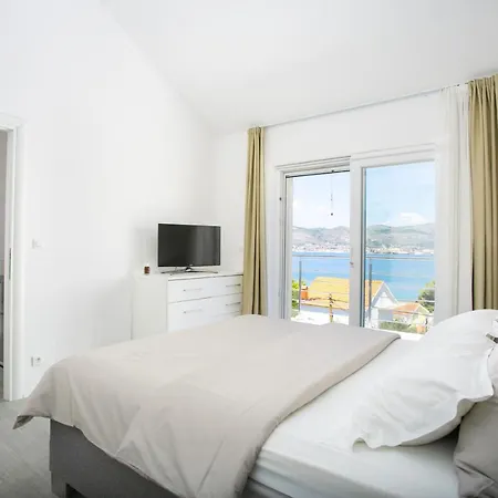 Villa Stunning Avalon With Pool For 9, 2 Mins To Beach Trogir