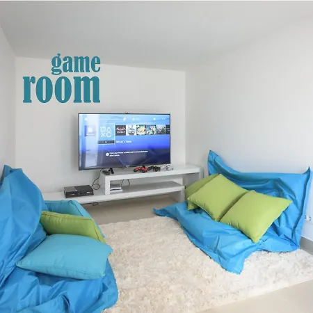 Stunning Avalon With Pool For 9, 2 Mins To Beach Villa