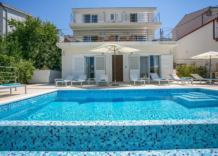 Stunning Avalon With Pool For 9, 2 Mins To Beach Villa Trogir
