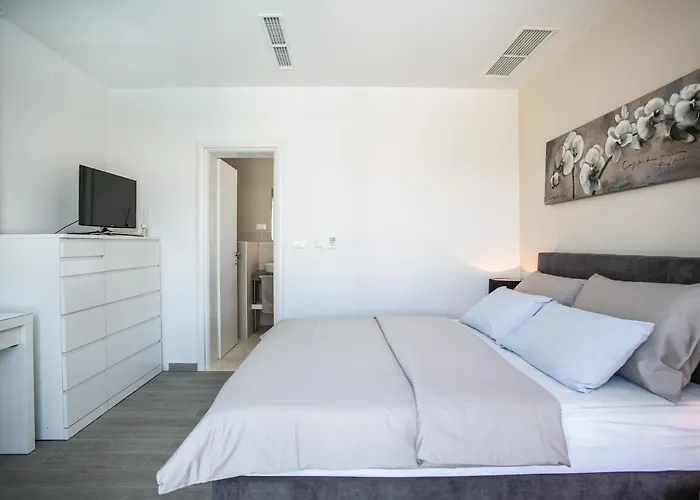 Stunning Avalon With Pool For 9, 2 Mins To Beach Villa Trogir