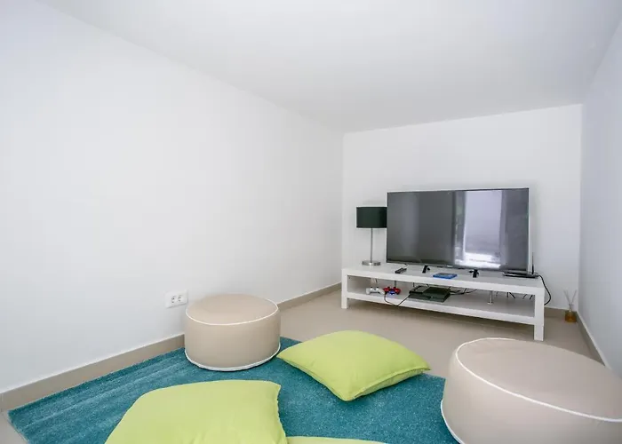 Stunning Avalon With Pool For 9, 2 Mins To Beach