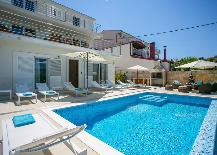 Stunning Avalon With Pool For 9, 2 Mins To Beach *