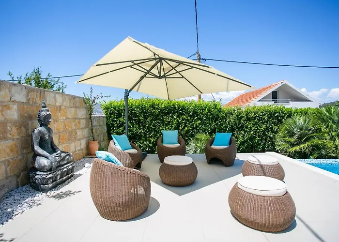 Stunning Avalon With Pool For 9, 2 Mins To Beach Villa