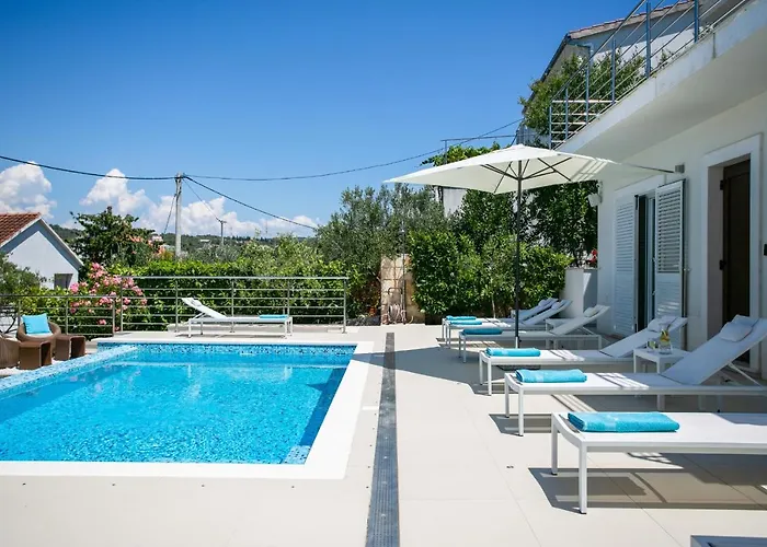 Stunning Avalon With Pool For 9, 2 Mins To Beach Trogir
