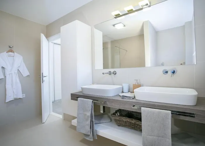 Stunning Avalon With Pool For 9, 2 Mins To Beach Villa