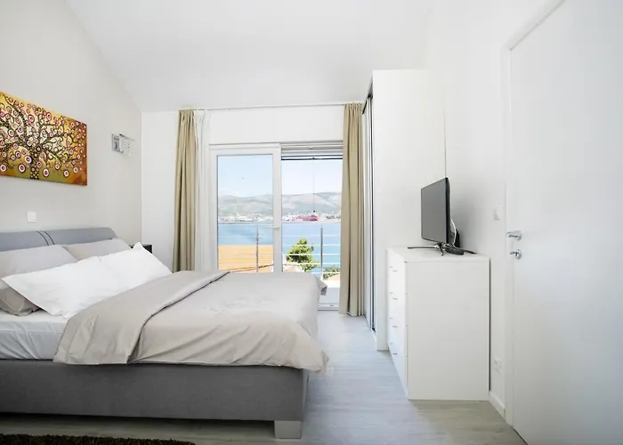 Villa Stunning Avalon With Pool For 9, 2 Mins To Beach *