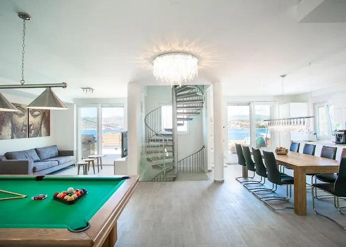 Stunning Avalon With Pool For 9, 2 Mins To Beach Villa