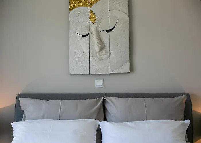 Villa Stunning Avalon With Pool For 9, 2 Mins To Beach