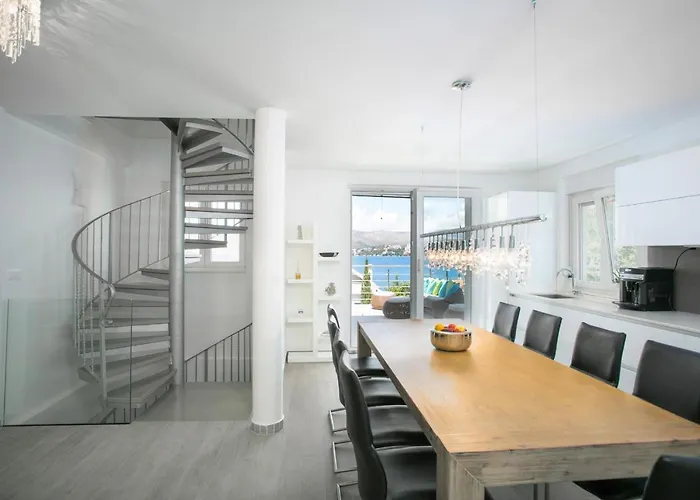 Stunning Avalon With Pool For 9, 2 Mins To Beach Villa *