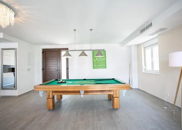 Villa Stunning Avalon With Pool For 9, 2 Mins To Beach Trogir