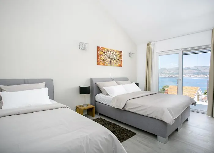 Stunning Avalon With Pool For 9, 2 Mins To Beach Villa *