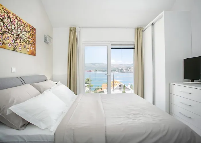 Stunning Avalon With Pool For 9, 2 Mins To Beach Villa