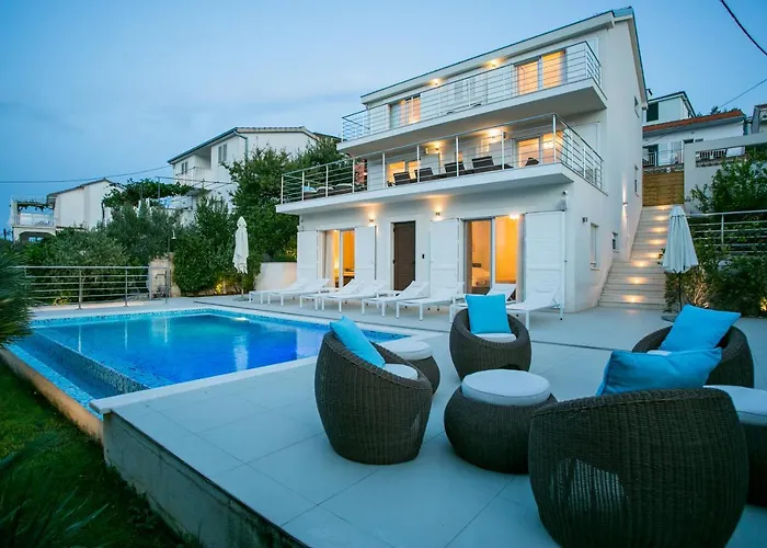 Stunning Avalon With Pool For 9, 2 Mins To Beach Trogir