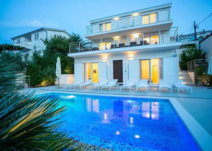 Stunning Avalon With Pool For 9, 2 Mins To Beach Trogir
